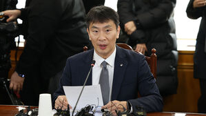 이복현 "자본적정성 관리와 주주환원, 균형추 맞춰달라"
