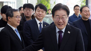 친명 "DJ&middot;문 전 대통령도 '중도&middot;보수' 발언"&hellip;비명 "이재명 부적절한 실언"