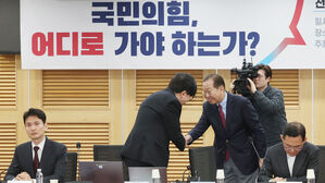 신율 교수와 악수하는 권영세 비대위원장(사진=연합뉴스)