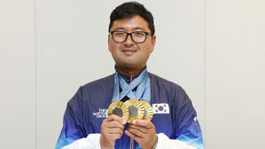 '3관왕' 김우진, 금메달과 함께(사진=연합뉴스)