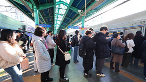 경인전철 부평역에서 열차 기다리는 승객들(사진=연합뉴스)