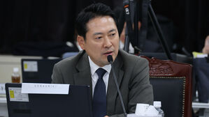 국민의힘 장동혁 의원이 17일 대구지검 신관 7층에서 열린 국회 법제사법위원회의 대구고검 등에 대한 국정감사에서 질의하고 있다.(사진=연합뉴스)