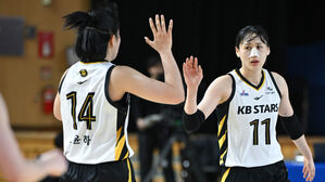 KB의 강이슬(오른쪽)과 송윤하(사진=WKBL 제공, 연합뉴스)
