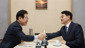 이재명 "함께 위기 극복" 박용진 "대의명분 앞 모든 것 털자"