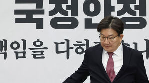 원내대책회의 참석하는 권성동 원내대표(사진=연합뉴스)