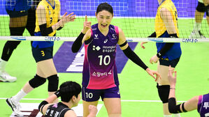득점 후 기뻐하는 흥국생명의 김연경(중앙)(사진=한국배구연맹 제공, 연합뉴스)