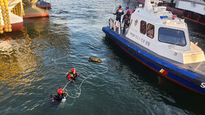 구조 작업하는 해경(사진=목포해양경찰서 제공, 연합뉴스)