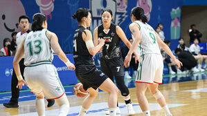 우리은행 선수들을 수비하는 하나은행 선수들(사진=WKBL 제공, 연합뉴스)