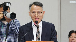 의원 질의에 답변하는 이충상 국가인권위원회 상임위원(사진=연합뉴스)