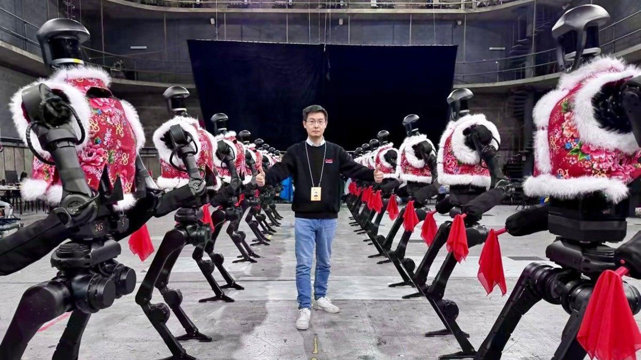 휴머노이드 로봇 가운데 선 왕싱싱 