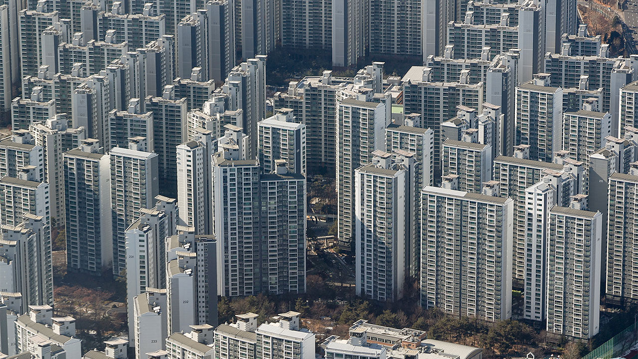서울 송파구 롯데월드타워 전망대에서 바라본 아파트들의 모습.