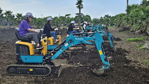 귀농귀촌&middot;청년농업인 아카데미 굴삭기 운전 실습 (사진=농협 제주본부 제공, 연합뉴스)