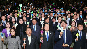 23일 서울 여의도 국회 의원회관에서 열린 더불어민주당 전국청년위원회 전국청년당원대회에서 더불어민주당 박찬대 원내대표 등 참석자들이 기념촬영을 하고 있다.