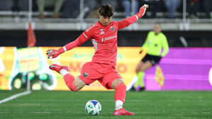 미국프로축구 데뷔전에서 킥하는 골키퍼 김준홍.