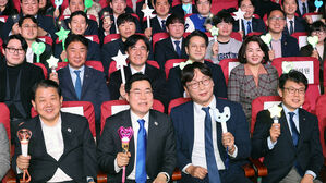 23일 서울 여의도 국회 의원회관에서 열린 에서 더불어민주당 박찬대 원내대표 등 참석자들이 기념촬영을 하고 있다.