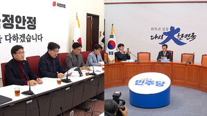 "헌재, 사기 탄핵 동조" vs "사법부 존중해야"