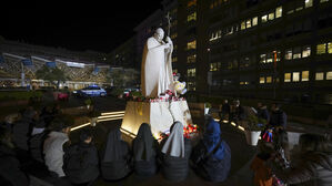 로마 제멜리 병원 밖에서 교황 쾌유 기원하는 사람들(사진=AP, 연합뉴스)