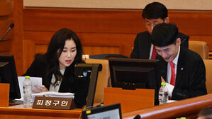 윤석열 대통령 측 변호인들이 25일 서울 종로구 헌법재판소에서 열린 윤 대통령 탄핵심판 11차 변론에 출석해 변론 시작을 기다리고 있다.(사진=사진공동취재단, 연합뉴스)