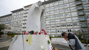 '폐렴 입원' 교황, 병원서 중요업무 처리&hellip;가톨릭 2인자도 접견