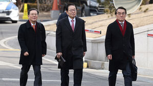 "국내외 안보위협 윤 만이 인지" vs "개헌은 몽상가의 망상"