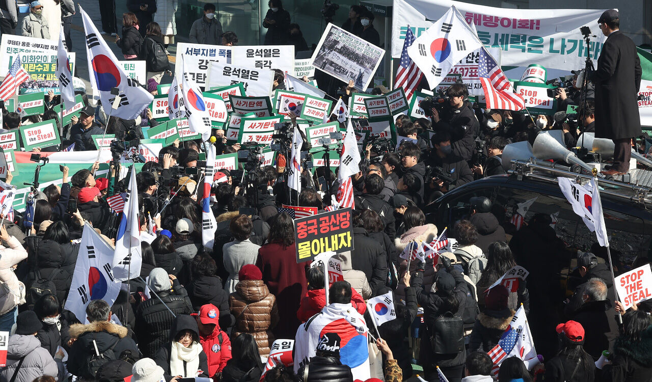 이화여대 앞 탄핵 찬반 집회서 난동 유튜버들 약식기소
