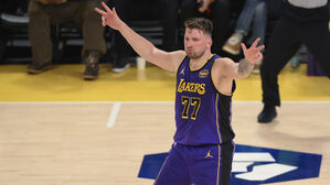 로스앤젤레스 레이커스의 가드 루카 돈치치가 25일 댈러스 매버릭스와의 NBA 농구 경기 전반전에서 오스틴 리브스의 3점슛 후 반응하고 있다.(사진=AP, 연합뉴스)