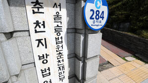 고속도로서 5차로→2차로 급변경 탓에 뒤따르던 차들 '쾅'