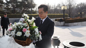 김동연 경기도지사, 2.28 기념탑 헌화(사진=연합뉴스)