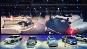 2025 기아 EV 데이에서 모습을 드러낸 EV4&middot;콘셉트 EV2(사진=타라고나, 연합뉴스)