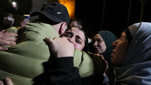 27일 이스라엘과 하마스 간의 휴전 협정에 따라 이스라엘 교도소에서 석방된 팔레스타인 수감자들이 환영받고 있다.(사진=AP, 연합뉴스)