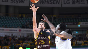 LG 마레이(50번)의 슛(사진=KBL 제공, 연합뉴스)