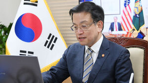 '경제사령탑' 최 대행, 미 재무에 "한국의 경제 기여 고려해달라"