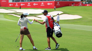 한국의 림 킴이 두 번째 샷을 한 후 18번 홀에서 캐디를 치고 있다.(사진=게티이미지)