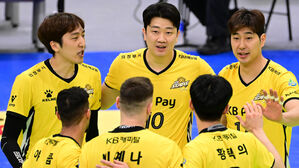 득점 후 기뻐하는 KB손해보험 선수들(사진=한국배구연맹 제공, 연합뉴스)