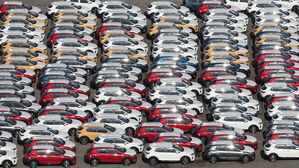 19일 경기도 평택항 부근에 수출용 차들이 세워져 있다.