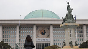 28일 서울 여의도 국회 본관 외벽에 제106주년 3&middot;1절을 맞아 진관사 태극기를 형상화한 대형 현수막이 걸려 있다.