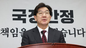 국민의힘 권성동 원내대표가 27일 오후 서울 여의도 국회에서 열린 의원총회에서 발언하고 있다.