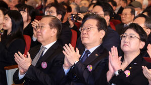 국민의힘 권영세 비상대책위원장과 더불어민주당 이재명 대표, 조국혁신당 김선민 대표 권한대행이 1일 서울 중구 숭의여자대학교에서 열린 제106주년 3ㆍ1절 기념식에서 영상 시청 후 박수치고 있다. (사진=대통령실통신사진기자단, 연합뉴스)