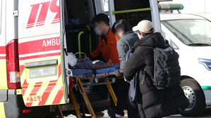 서울 한 대형병원 응급실로 이송되는 환자