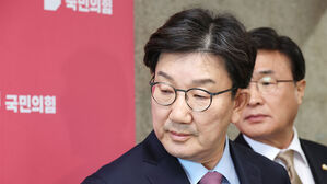 국민의힘 권성동 원내대표가 24일 국회에서 현안 관련 백브리핑을 통해 더불어민주당 이재명 대표의 3대3 토론 제안 등을 설명한 뒤 취재진의 질문을 받고 있다.