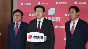 국민의힘 권성동 원내대표가 28일 서울 여의도 국회에서 이날 예정된 국정협의회에 더불어민주당이 참석을 보류한 것과 관련해 입장을 밝히고 있다.