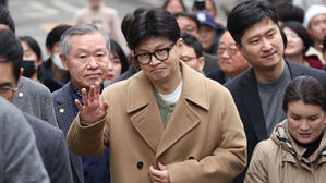 '공개 행보' 한동훈 "이재명, 헌법 아닌 본인 지키려 해"