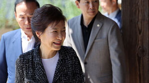 박근혜 전 대통령이 모친인 고 육영수 여사의 서거 50주기를 하루 앞둔 지난해 8월 14일 충북 옥천에 있는 어머니 생가를 방문해 둘러보고 있다.