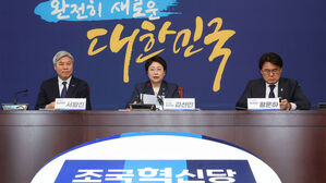 조국혁신당 김선민 대표 권한대행과 황운하 원내대표를 비롯한 의원들이 3일 서울 여의도 국회에서 창당 1주년 기자간담회를 하고 있다