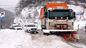 폭설에 여객선&middot;항공기 결항 속출&hellip;비닐하우스&middot;축사 피해도
