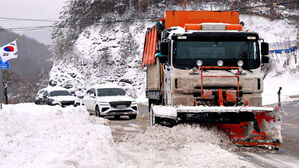폭설에 여객선&middot;항공기 결항 속출&hellip;시설 피해도 잇따라