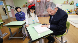 "할아버지 모교 찾아왔어요"&hellip;인천 섬마을 학교 '나 홀로 입학'