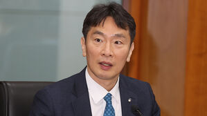 이복현, 증권사 CEO에 "투자자 해외 직접투자 확대 되돌아볼 필요"