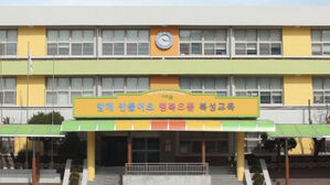"재난 상태" 개학 나흘 전 '공분'&hellip;체육관 달려간 학부모들