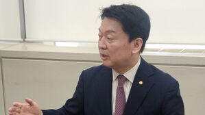 안철수 "이재명, 목 긁힌 뒤 누워"&hellip;전용기 "안철수, 인간이길 포기했나"